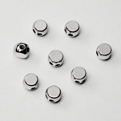 Zapięcie silikonowe do cienkich sznureczków i nitek z mosiądzu w kolorze srebrnym 6x4mm