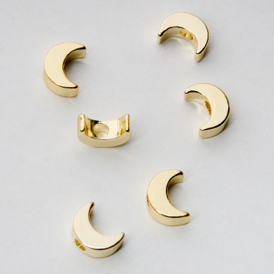 Koralik w kształcie księżyca z mosiądzu w kolorze złotym 7x5mm