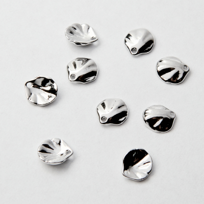 Zawieszka muszelka z mosiądzu w kolorze srebrnym 8x7mm