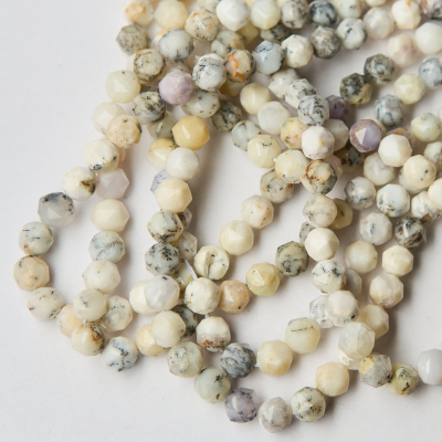Opal biały kulka ciosana 10mm