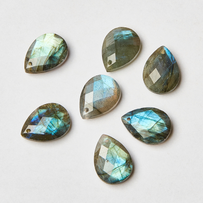 Zawieszka z labradorytu łezka fasetowana 13x18mm
