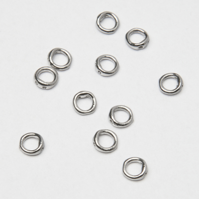 Końcówki okrągłe do nici, linek, sznureczków ze stali szlachetnej w kolorze srebrnym 0,7mm