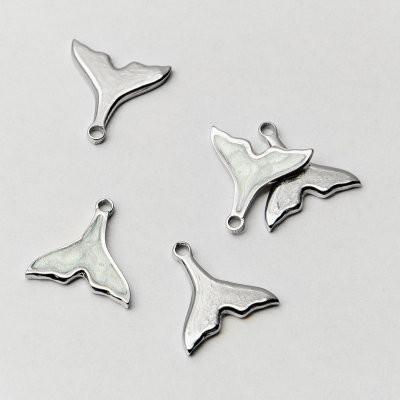 Zawieszka ze stali ogon wieloryba z białą emalią 13mm