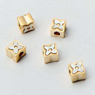 Koralik ze stali mini kwiatek z masą perłową 6mm PVD