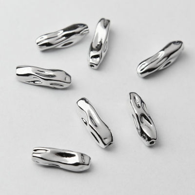 Przekładka oliwka długa gnieciona z mosiądzu w kolorze srebrnym 17x5,5mm