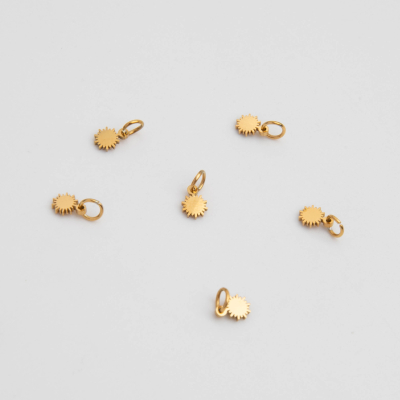 Mini zawieszka ze stali słoneczko 6,5mm PVD